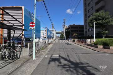 敷地西側の前面道路（南側から）