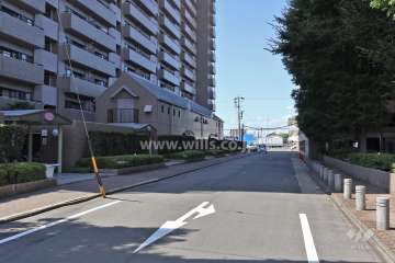 敷地北側の前面道路（東側から）