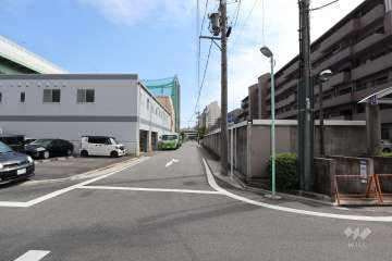 敷地北側の前面道路（西側から）