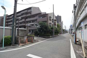 敷地西側の前面道路（北側から）