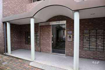 エントランスはオートロック付きです。