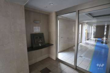 エントランスはオートロック付きです。