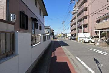 敷地南西側の前面道路（南東側から）