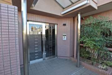 エントランスはオートロック付きです。