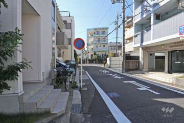 敷地東側の前面道路（北側から）