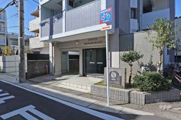 エントランス前の外観