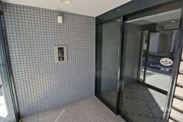 エントランスはオートロック付きです。