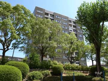 府公社千里津雲台団地A-22棟の外観(南西側から)