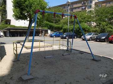 敷地内に小さな公園があります。