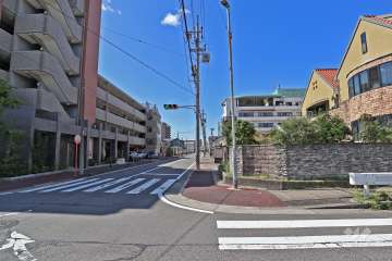 敷地北側の前面道路（東側から）