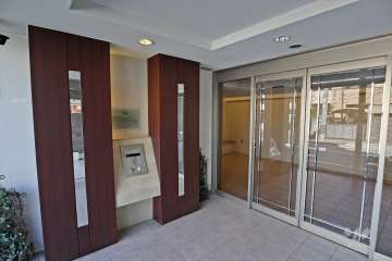 エントランスはオートロック付きです。