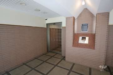 エントランスはオートロック付きです。