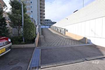 駐車場へのアプローチ・敷地内駐車場（自走式立体）