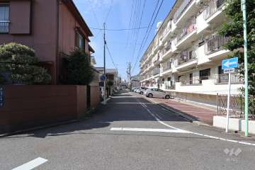敷地南側の前面道路