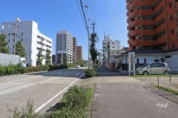 敷地北側の前面道路（東側から）