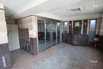 エントランスはオートロック付きです。