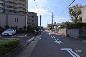 敷地西側の前面道路