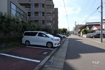 敷地西側の前面道路