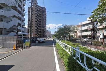 敷地北西側の前面道路(北東側から)