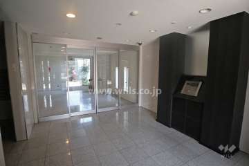 エントランスはオートロック付きです。