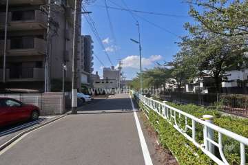 敷地北西側の前面道路(南西側から)