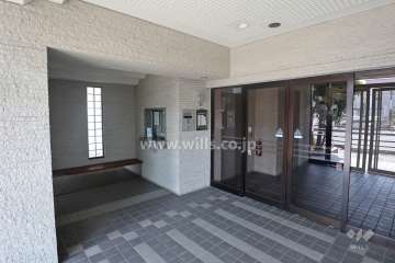 エントランスはオートロック付きです。