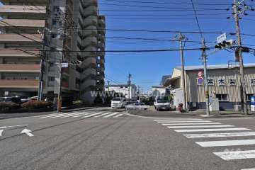 敷地北側の前面道路（東側から）