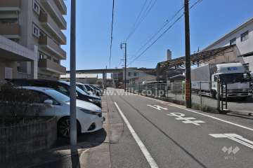 敷地西側の前面道路（北側から）