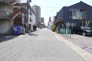 敷地東側の前面道路（北側から）