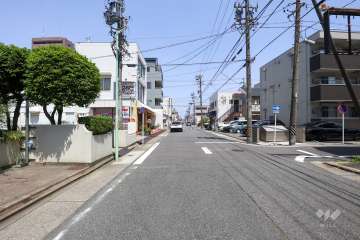 敷地東側の前面道路（南側から）