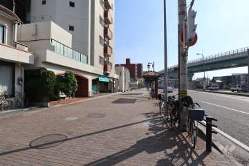 敷地西側の前面道路（名古屋江南線）