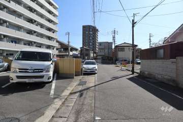 敷地南側の前面道路（西側から）