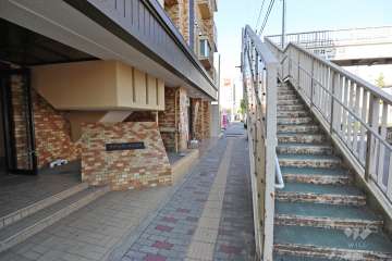 敷地北側の前面道路（東側から）