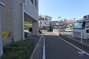 敷地西側の前面道路
