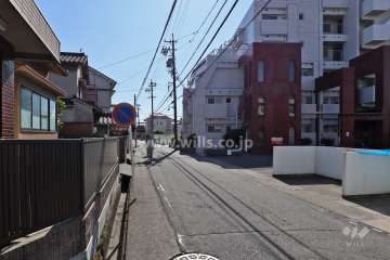 敷地東側の前面道路（北側から）