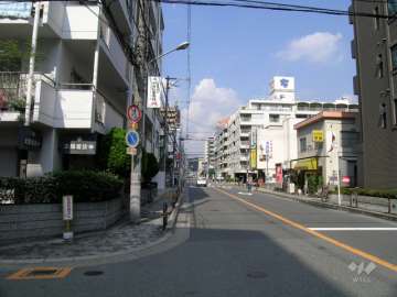 敷地東側の二車線の通り