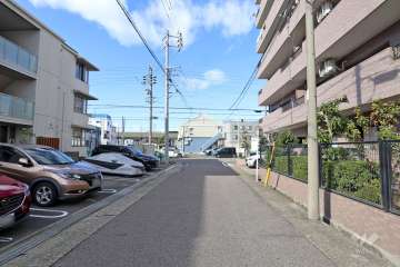 敷地北側の前面道路（東側から）