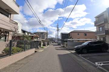 敷地南側の前面道路（西側から）