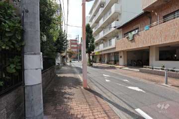 敷地東側の前面道路