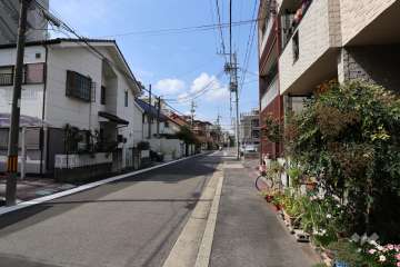 敷地北側の前面道路（東側から）