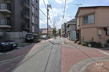 敷地西側の前面道路