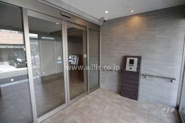 エントランスはオートロック付きです。