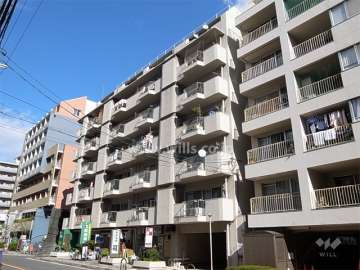 ネオハイツ江坂の外観（南西側から）　1階には店舗が入っています。