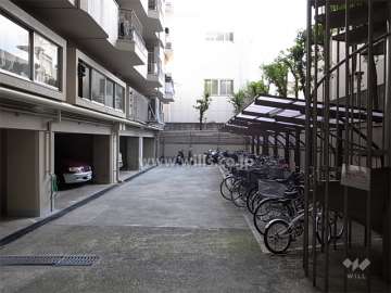 敷地内駐車場と駐輪場