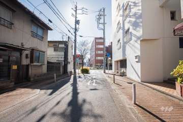 敷地東側の前面道路（北側から）