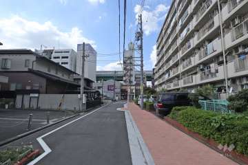 敷地南側の前面道路(東側から)