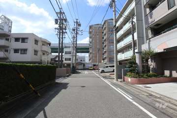 敷地北側の前面道路(東側から)