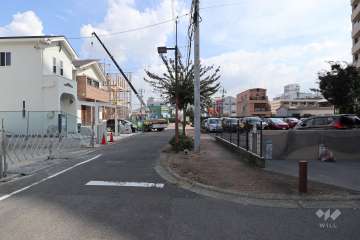敷地北側の前面道路（西側から）