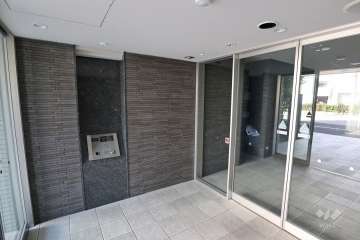 エントランスはオートロック付きです。