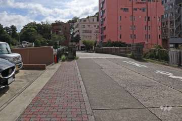 敷地南側の前面道路（西側から）